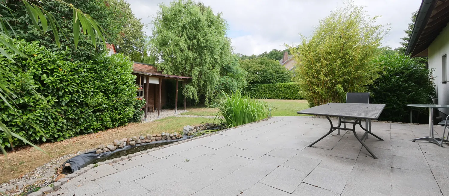 Blick von der Terrasse in den Garten