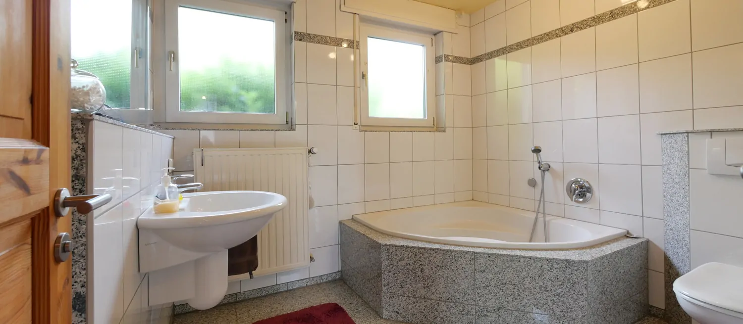 Badezimmer mit Wanne im Erdgeschoß
