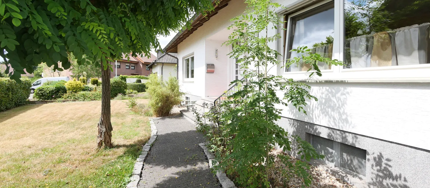 Seitenblick zum Hauseingang