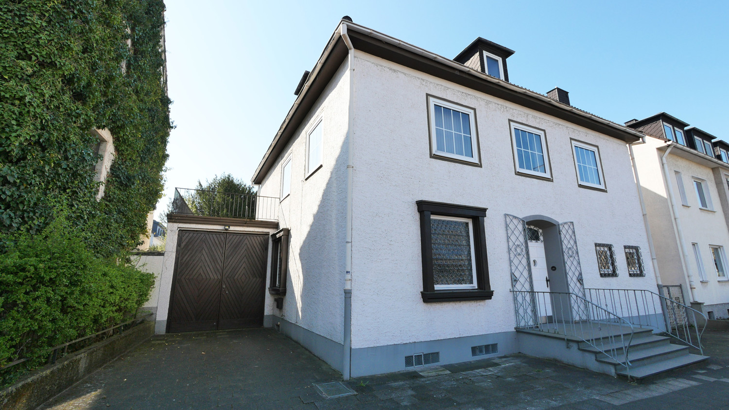 Frontansicht mit Garage