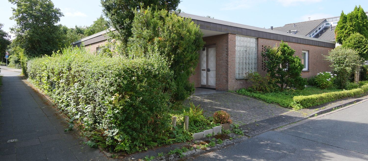 Seitliche Hausansicht + Fußweg