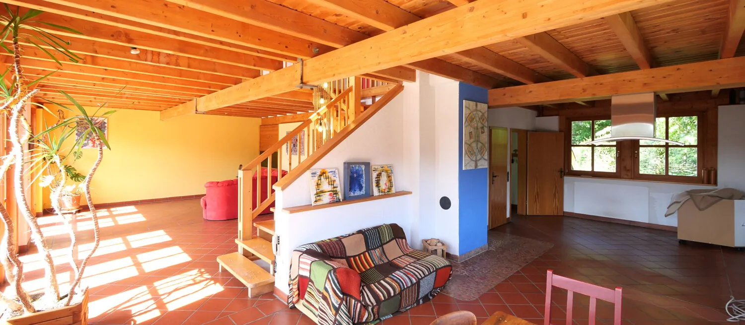 Essbereich mit Blick in die offene Küche