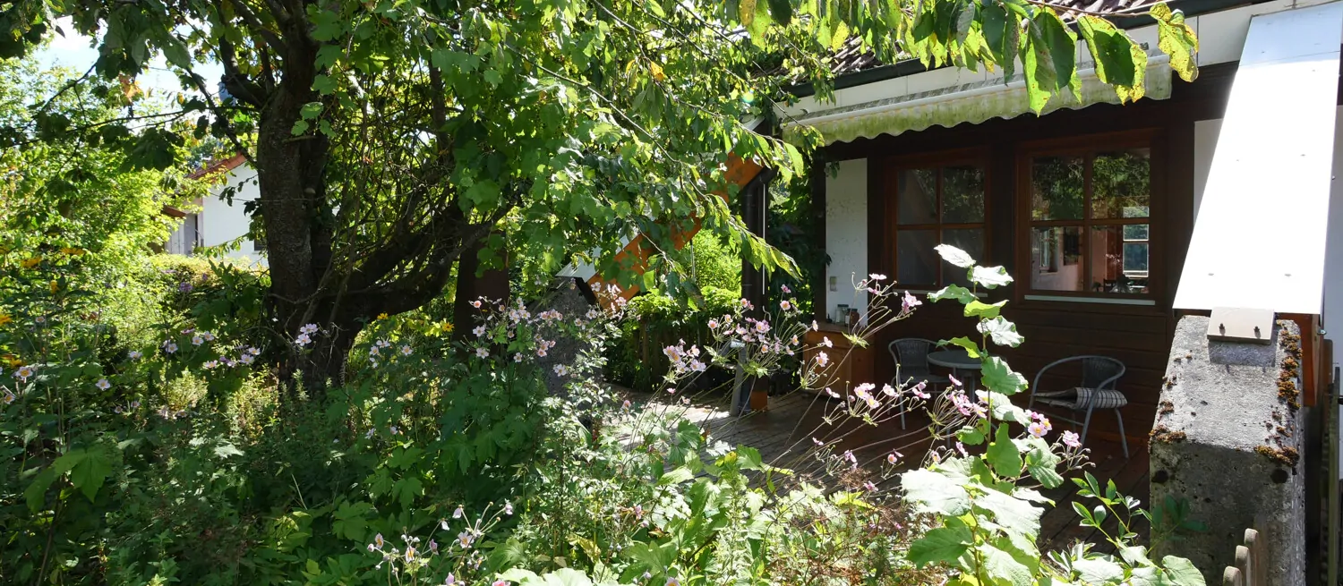 Gemütliche Sitzecke vor dem Haus