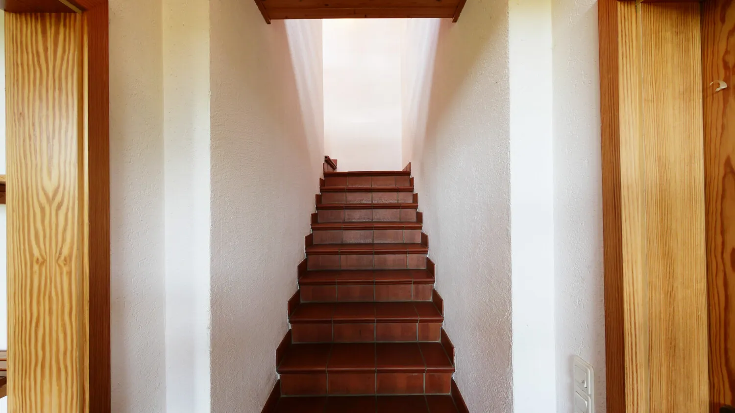 Treppenaufgang aus dem Keller