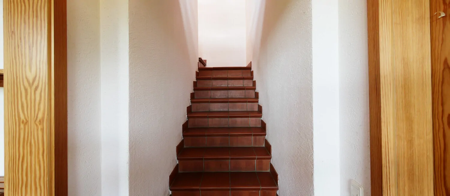 Treppenaufgang aus dem Keller