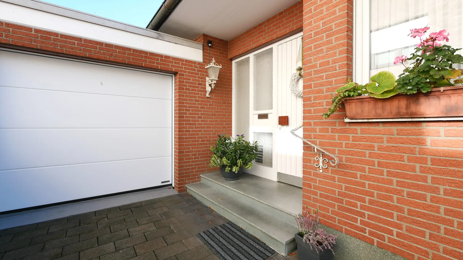 Fish pond area! Stylish bungalow with separate apartment, on a large plot of land!