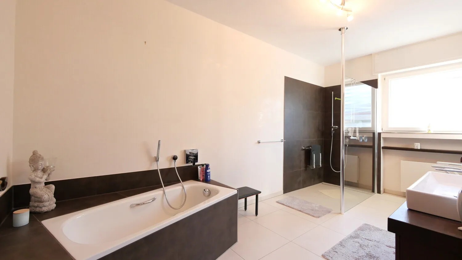 das Bad im Erdgeschoss