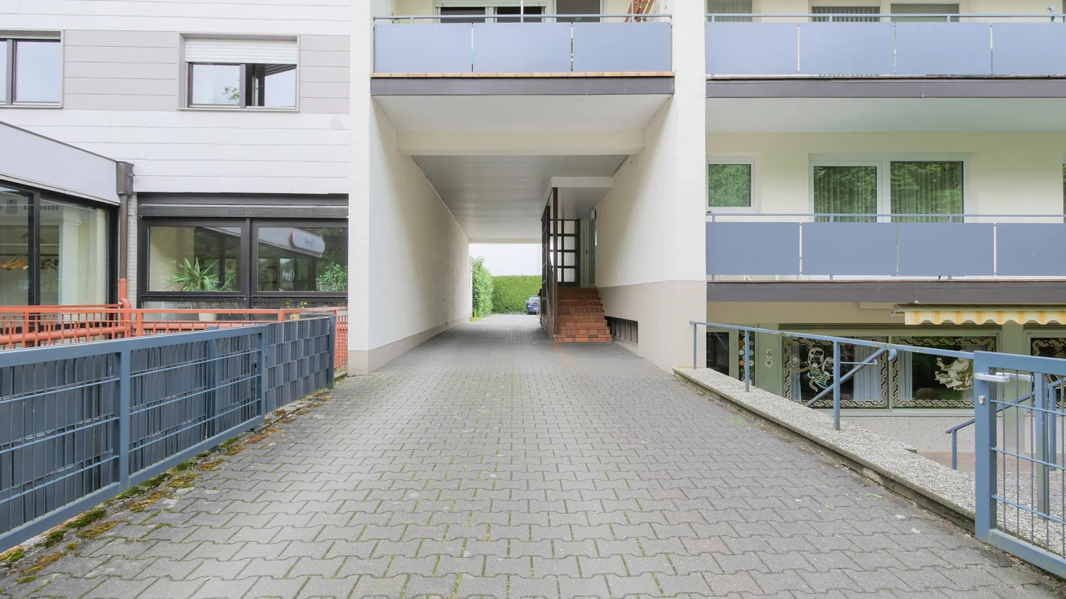 Zufahrt hinters Haus