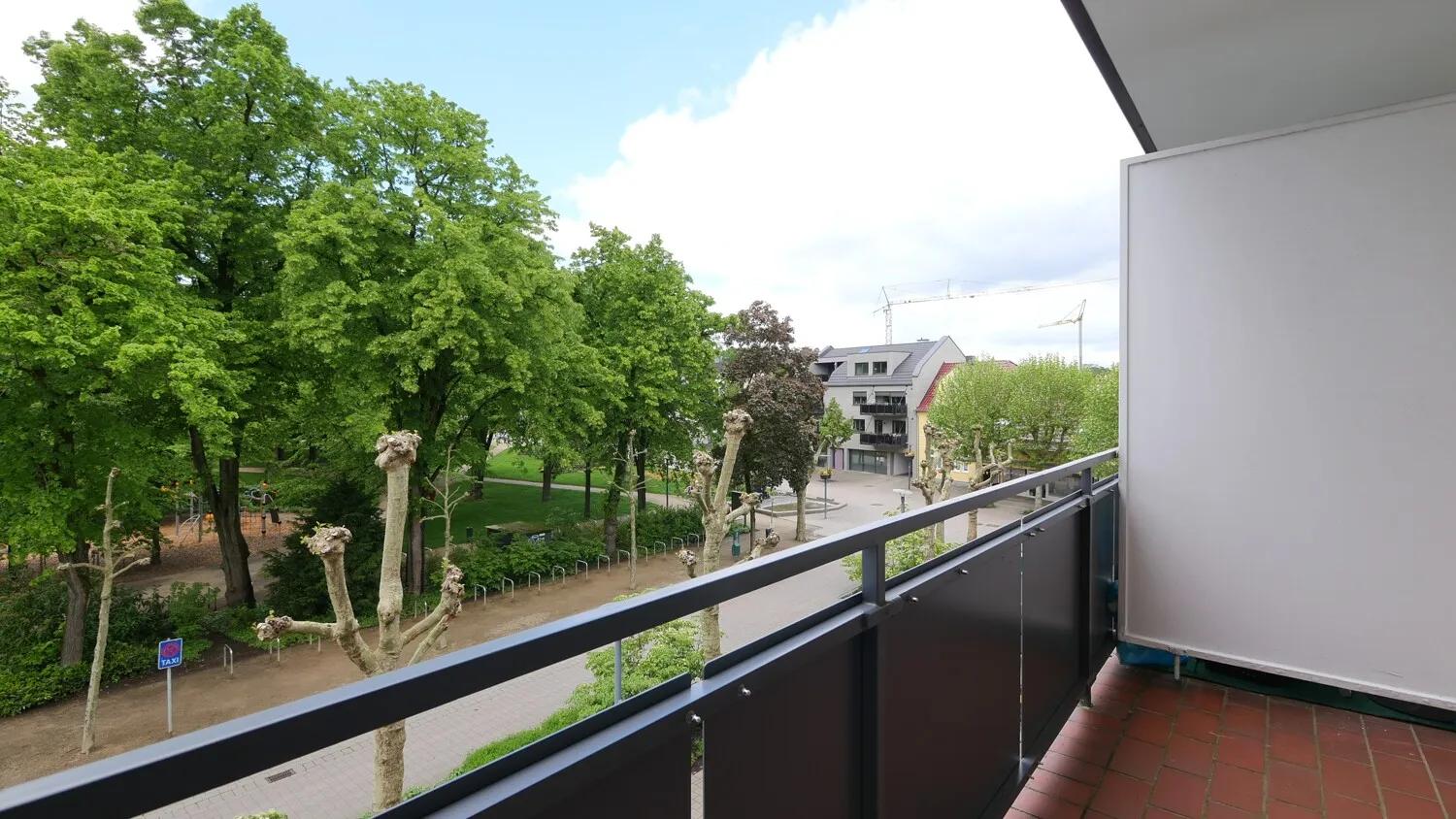 der Balkon (vorne)