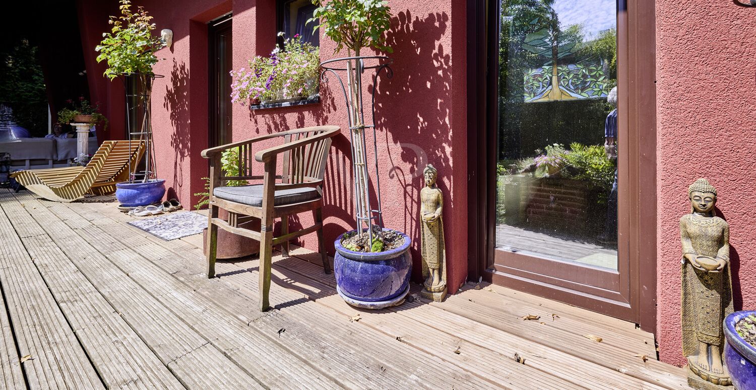 Seitliche Terrasse
