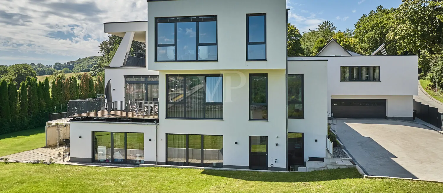 Wohnhaus & Garage & Innenhof