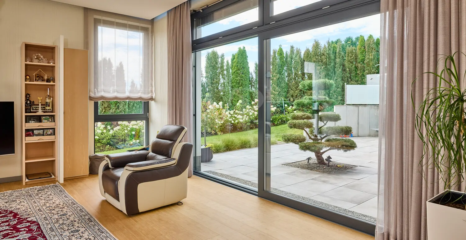 Wohnzimmer & direkter Zugang auf die Terrasse