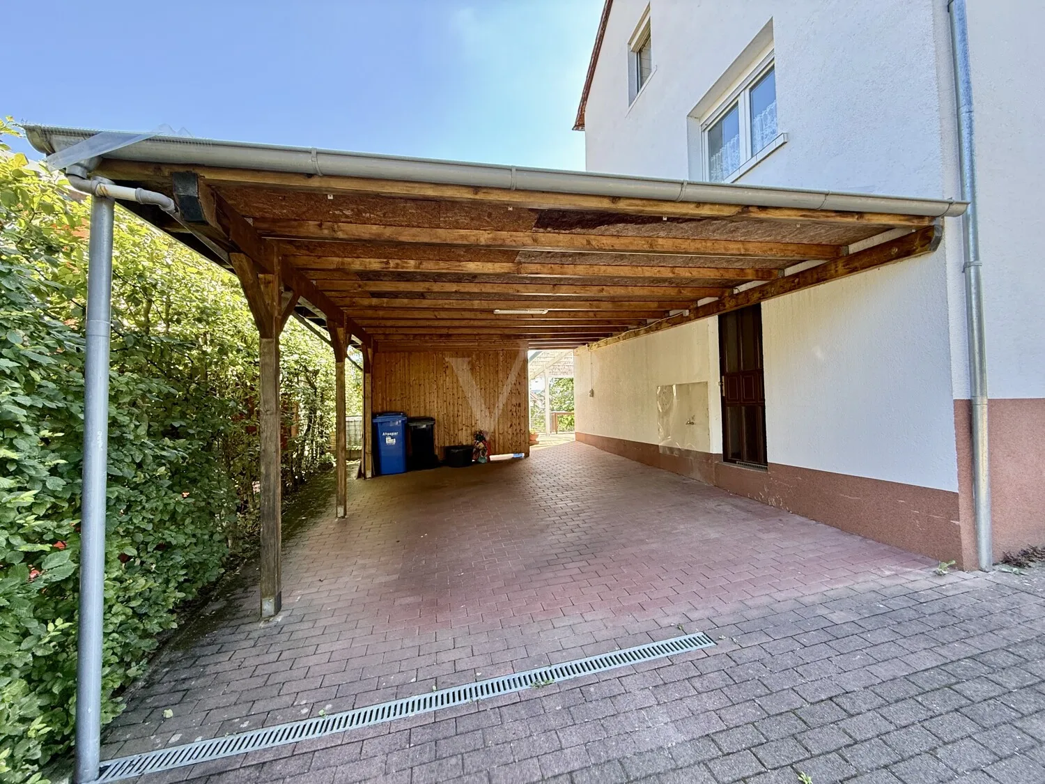 großer Carport