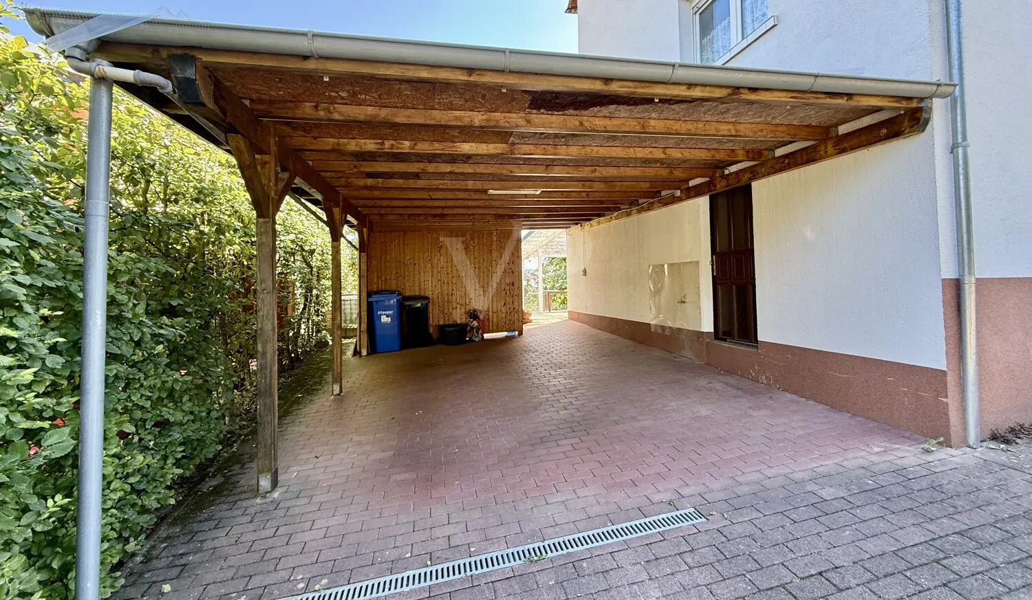 großer Carport