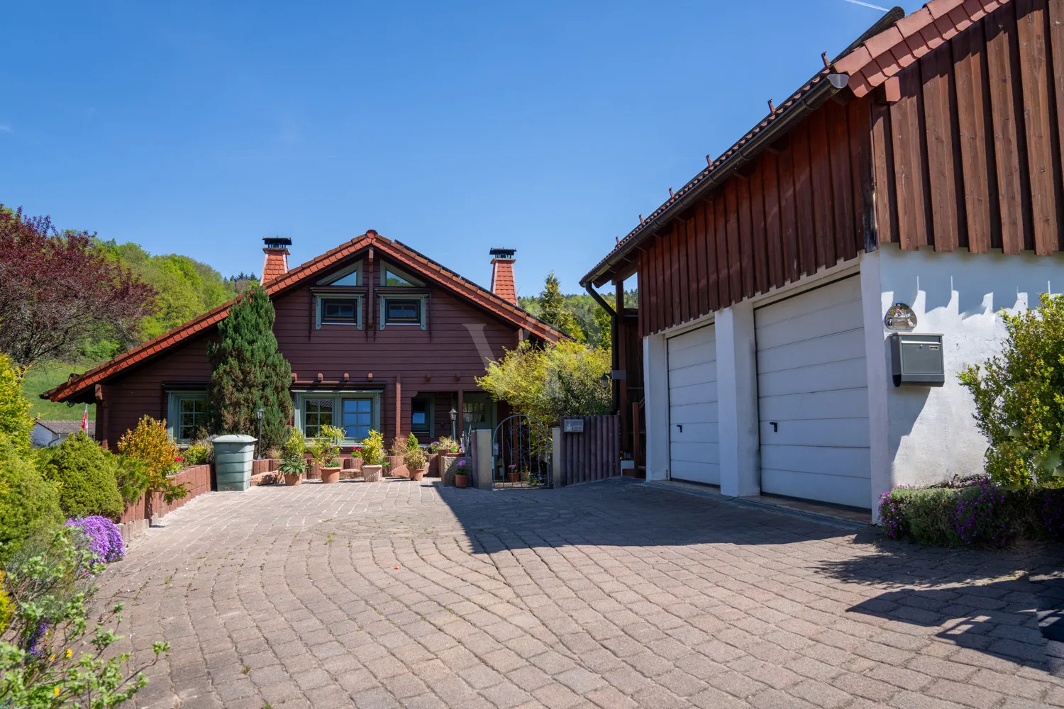 Straßenansicht Garage