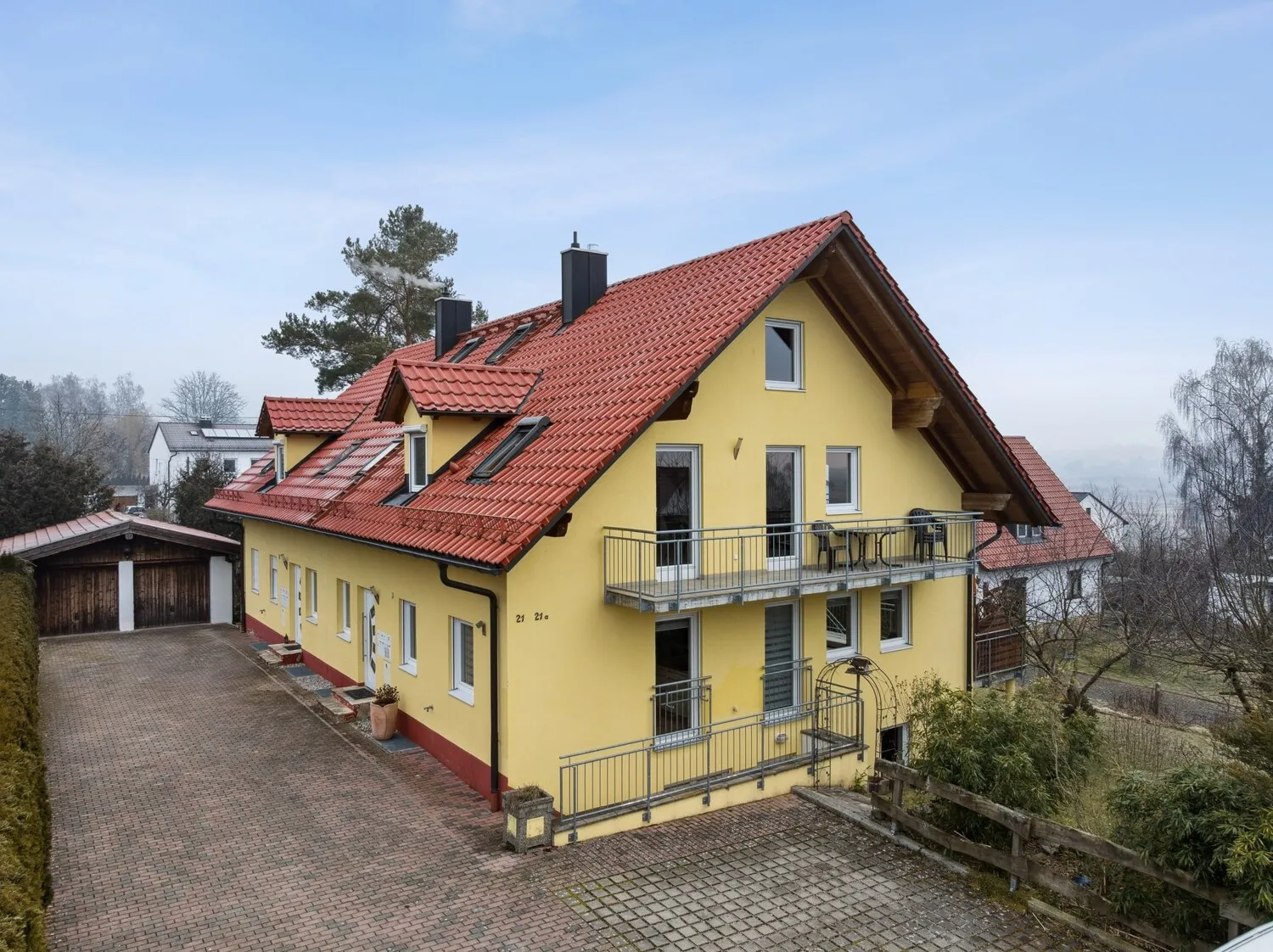 Hausansicht mit Garagenzufahrt