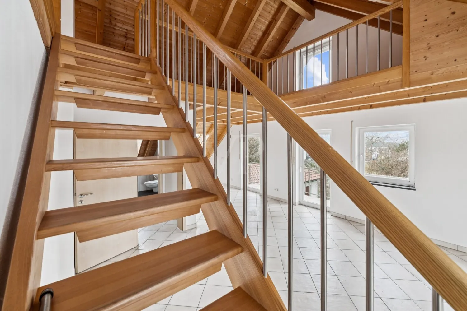 Wohnen & investieren: Moderne Doppelhaushälfte mit Galerie & Gartenidylle in ruhiger Lage.