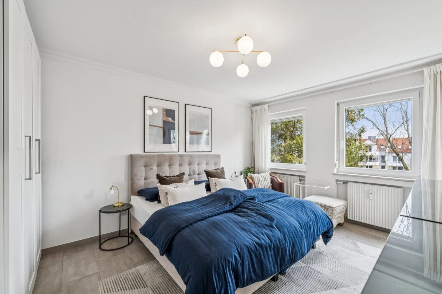 Helles, geräumiges Schlafzimmer