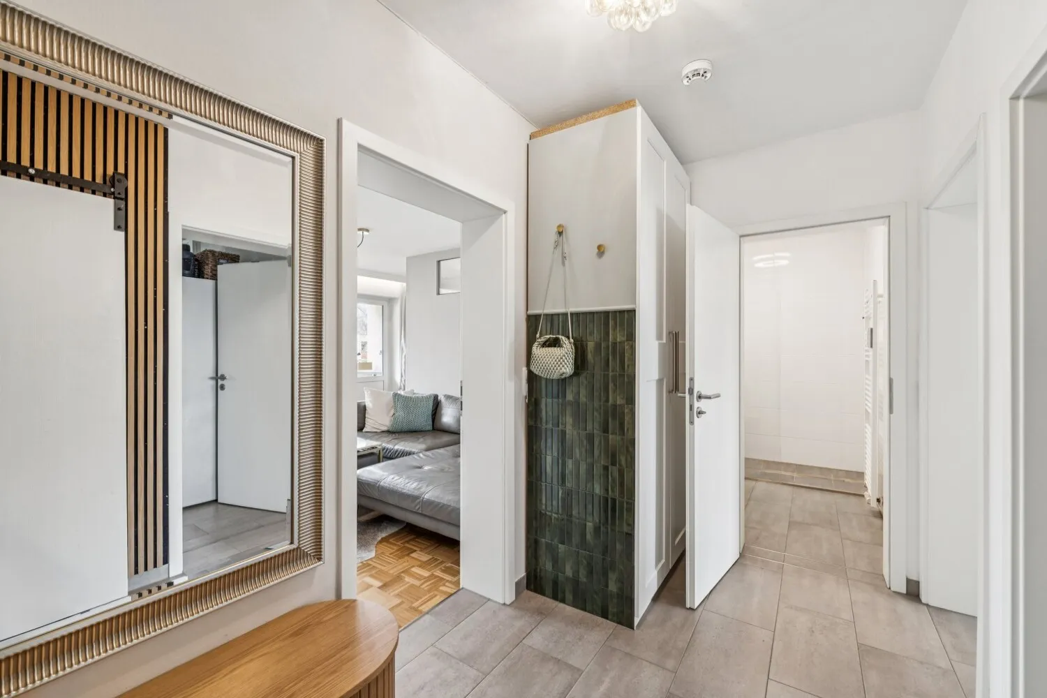 Eingangsbereich mit praktischem Garderoben-Einbauschrank