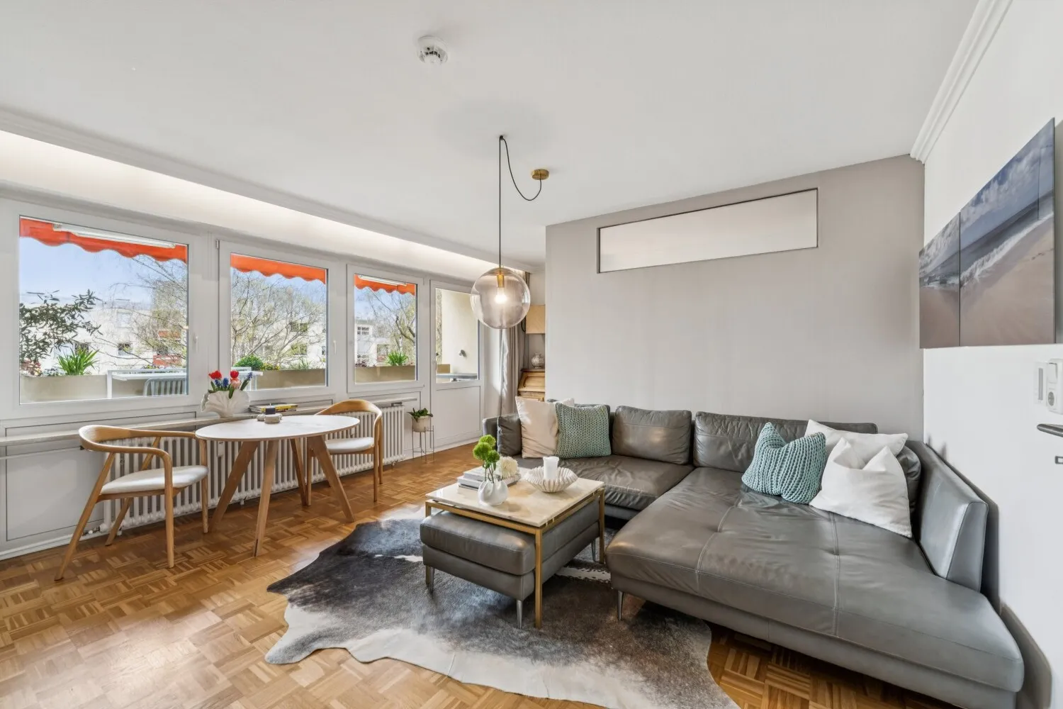 Lichtdurchflutetes Wohnzimmer mit großem Westbalkon