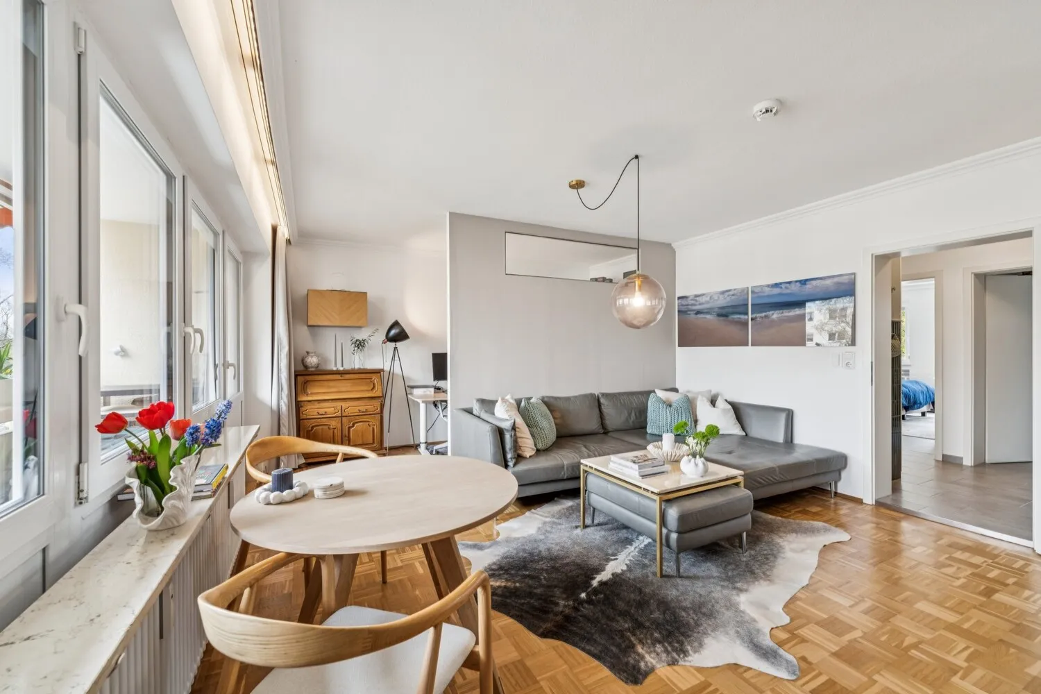 Großes Wohnzimmer mit viel Raum für verschiedene Wohnkonzepte