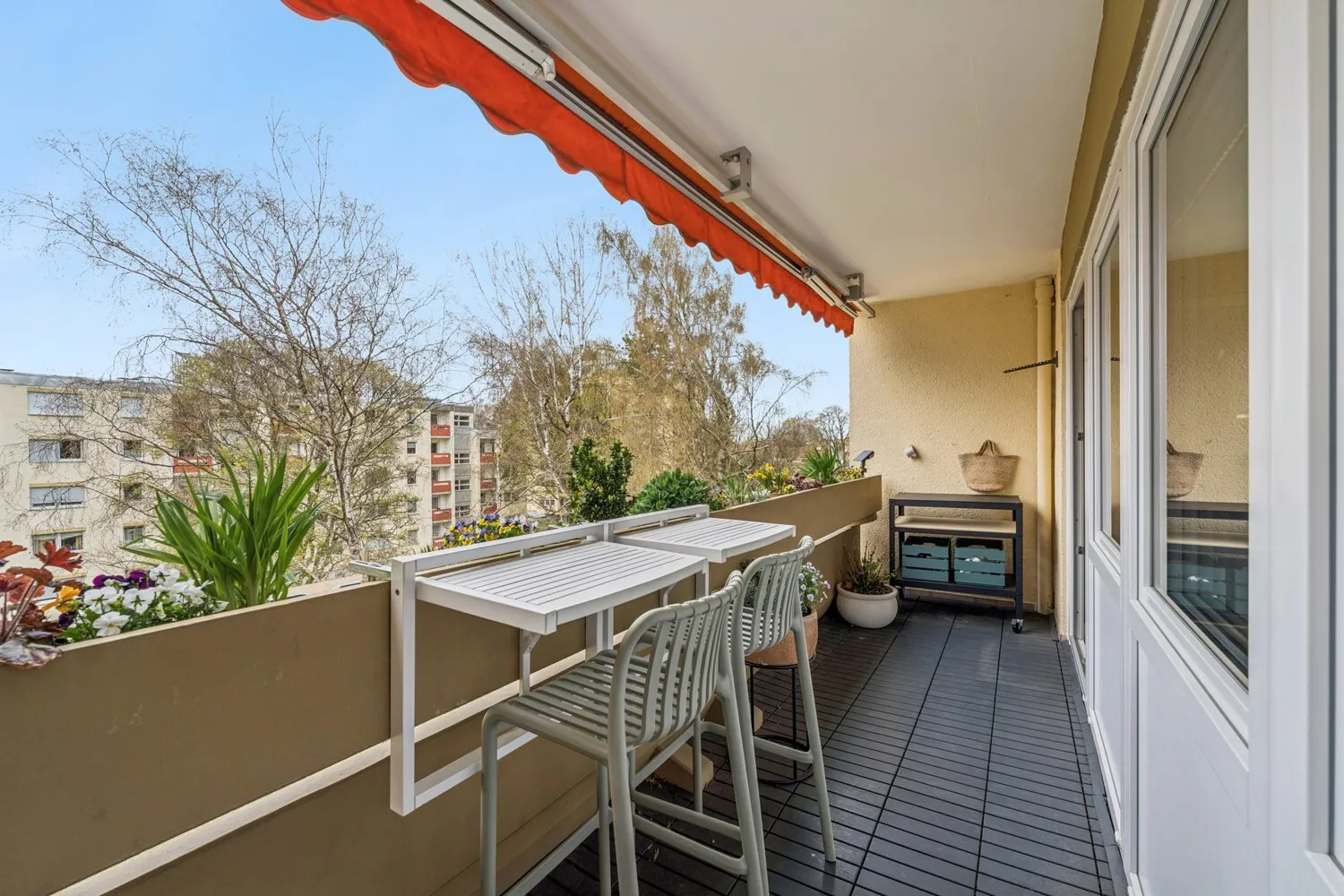Balkon mit Sonnenschutz und Blick ins Grüne