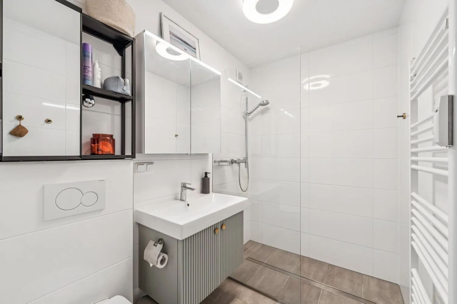 Elegantes Bad mit bodengleicher Dusche