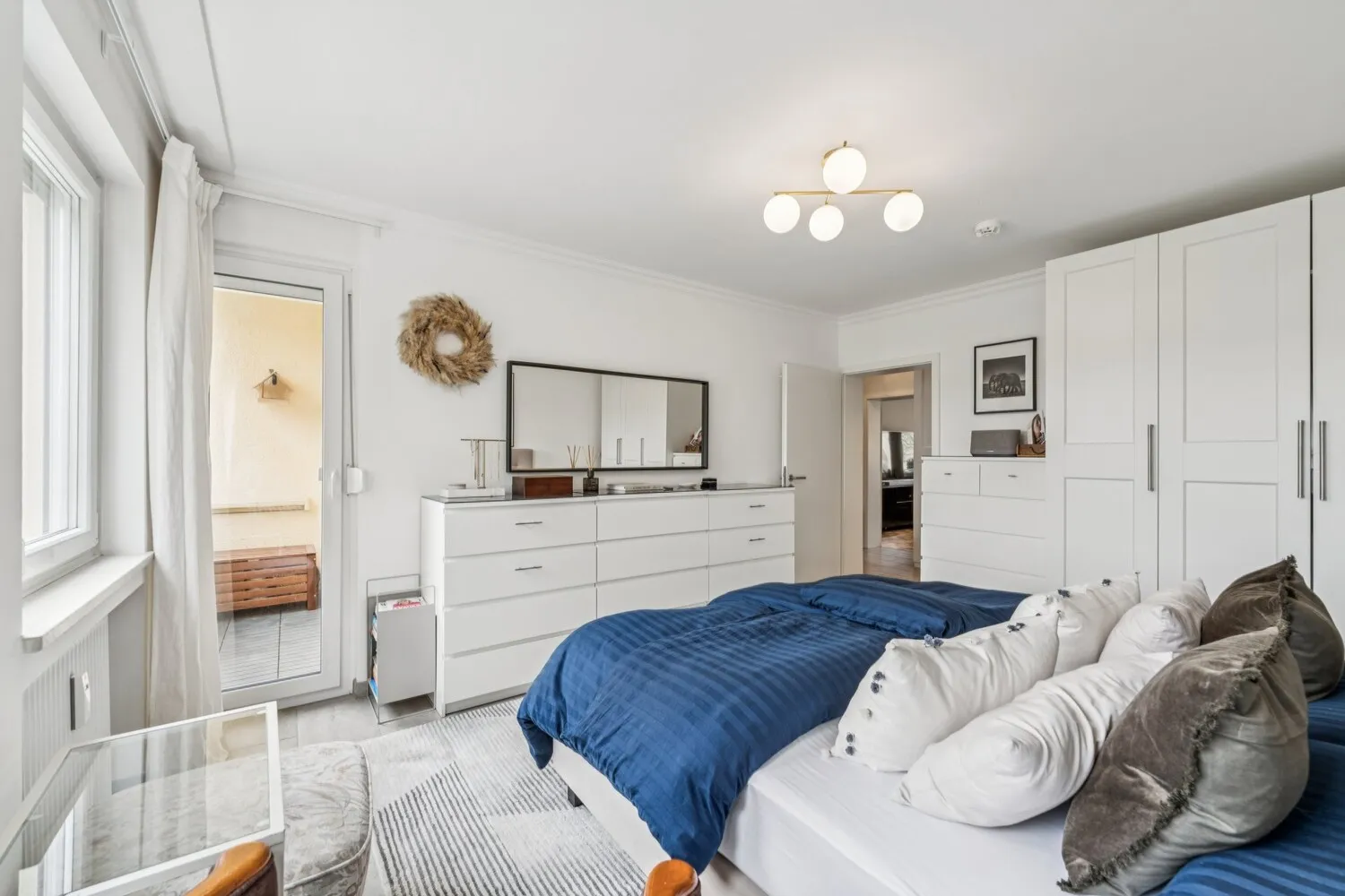 Schlafzimmer mit Zugang zur Loggia