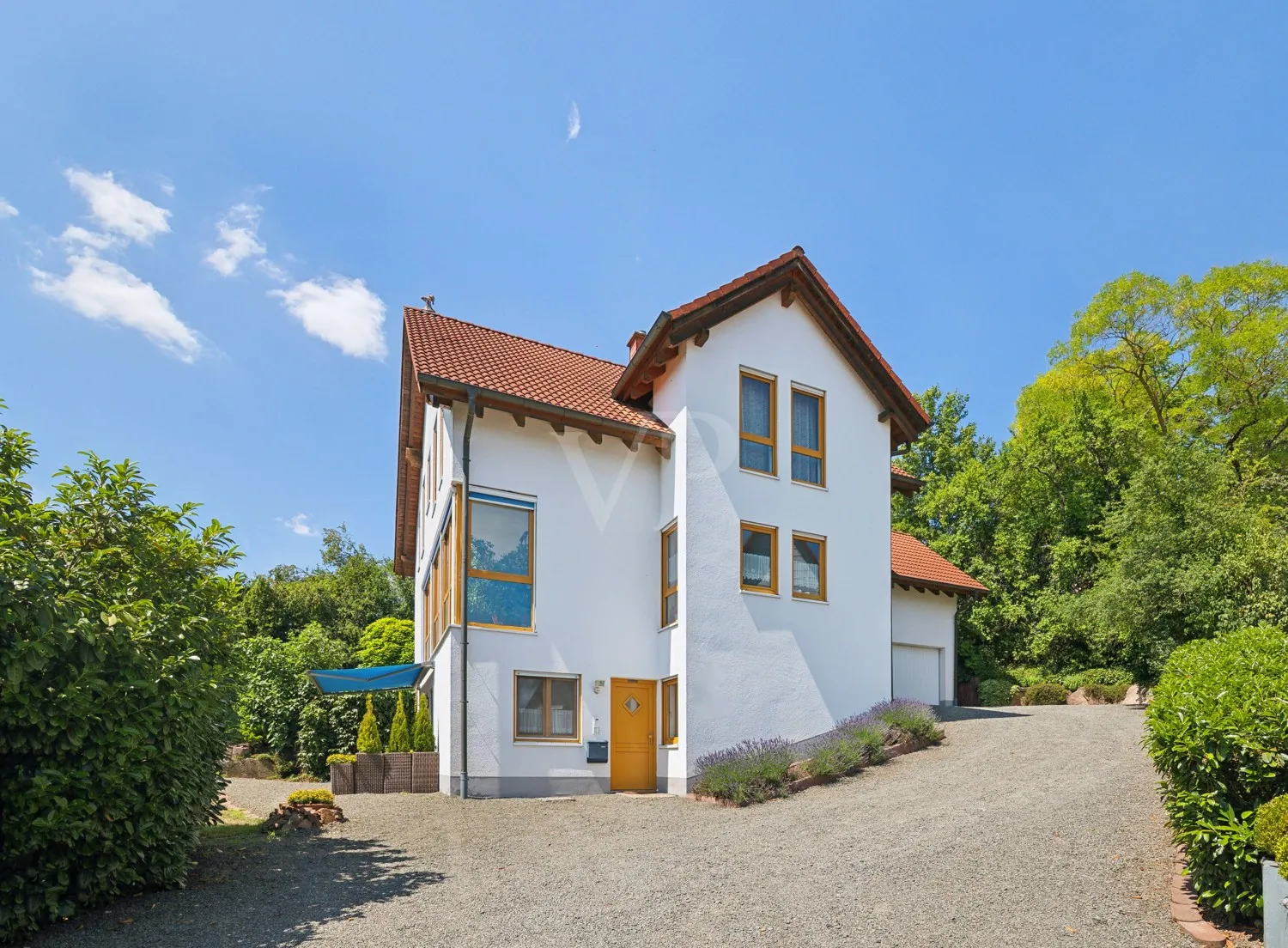 Vorderansicht mit Einfahrt