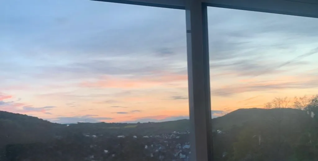 Weites Panorama: Unverbauter Blick direkt aus dem Schlafzimmerfenster