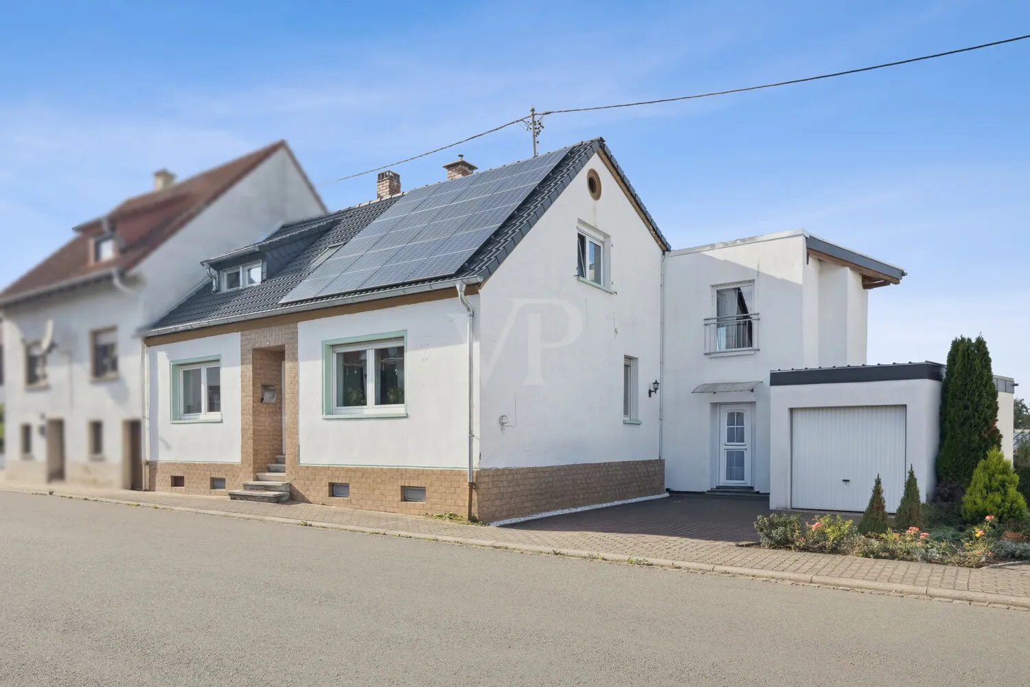 Seitenansicht mit Garage