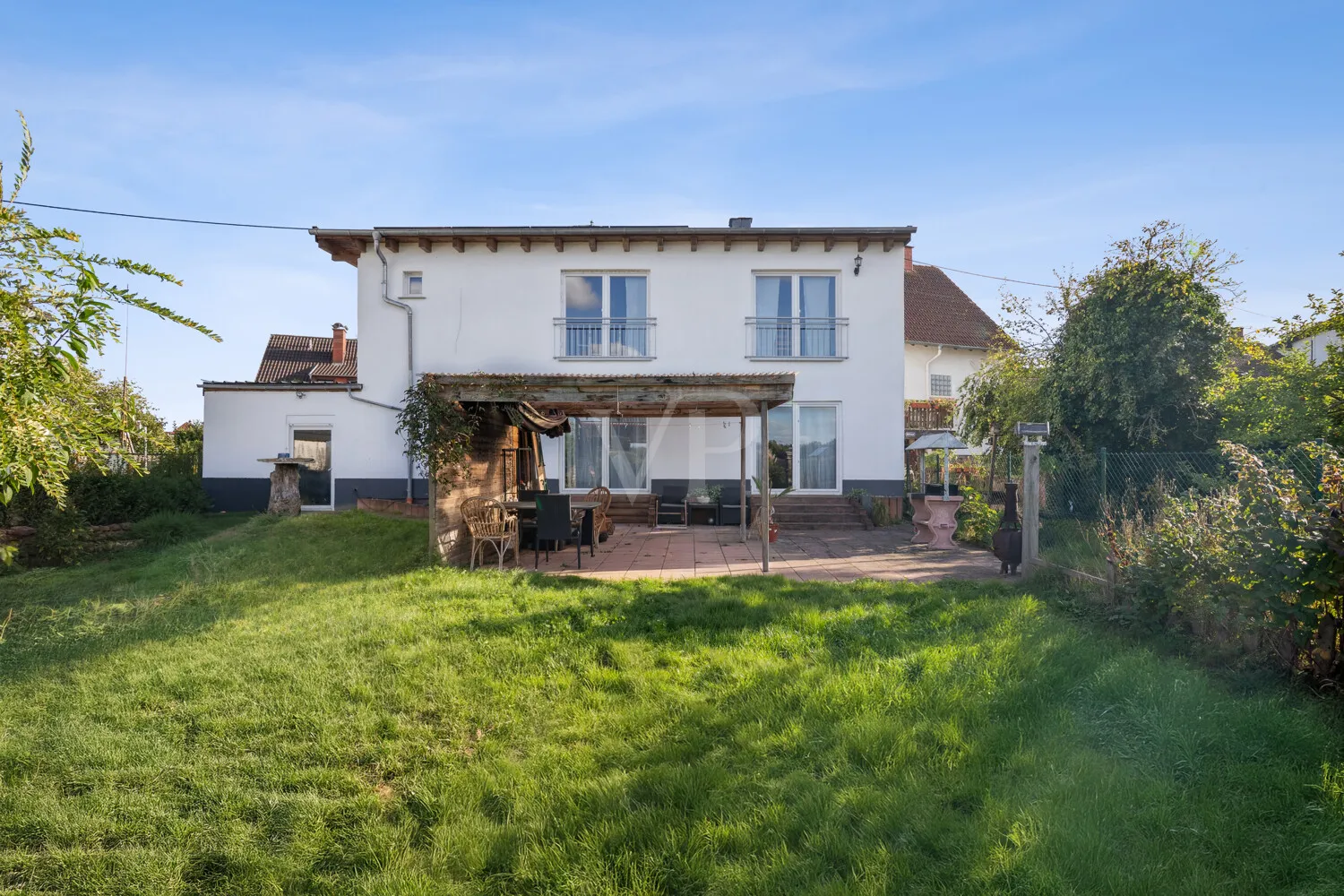 Rückansicht mit Terrasse