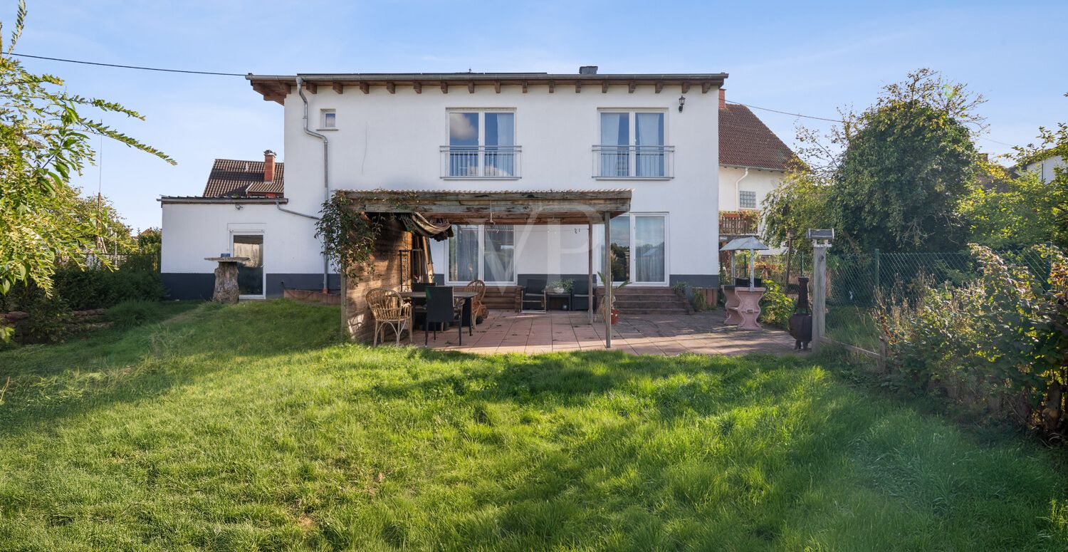 Rückansicht mit Terrasse