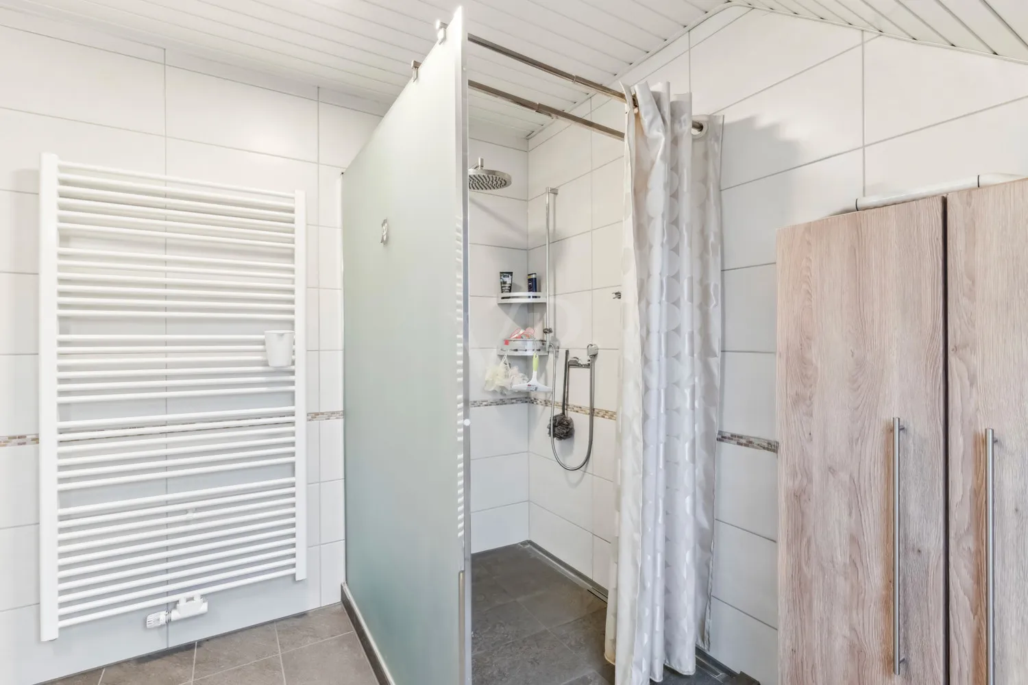 Badezimmer mit Dusche - DG