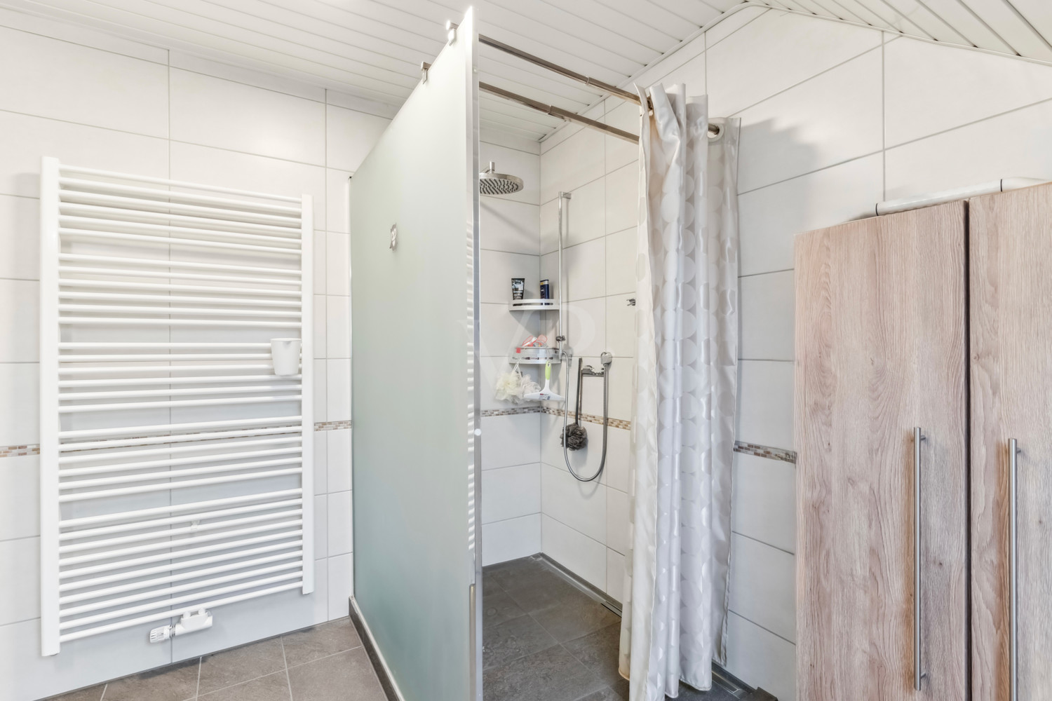 Badezimmer mit Dusche - DG