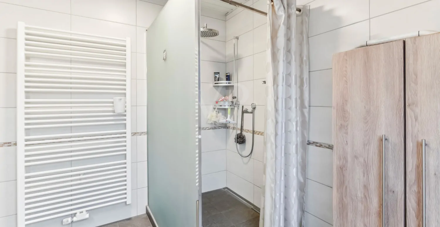 Badezimmer mit Dusche - DG