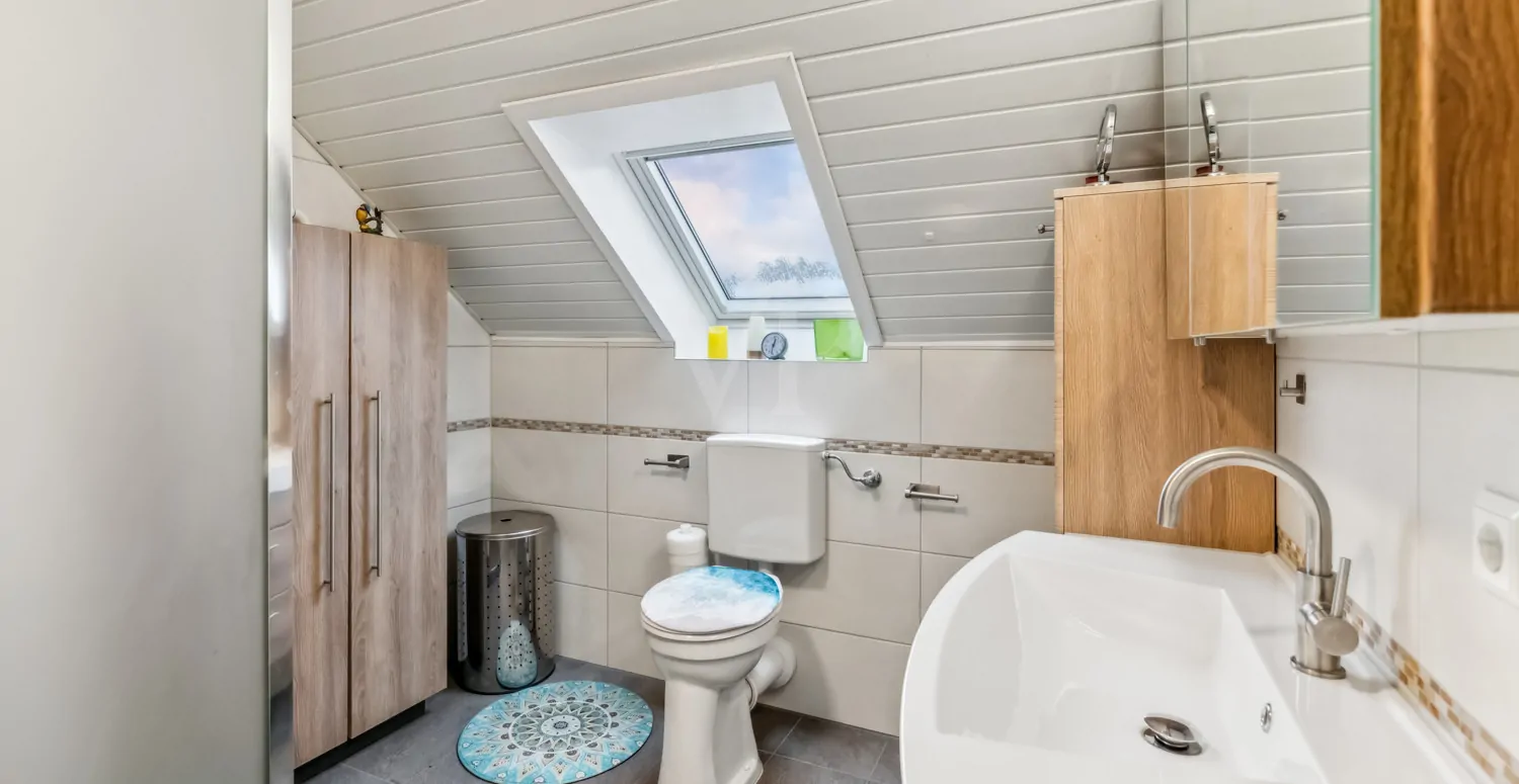 Badezimmer mit Dusche -DG