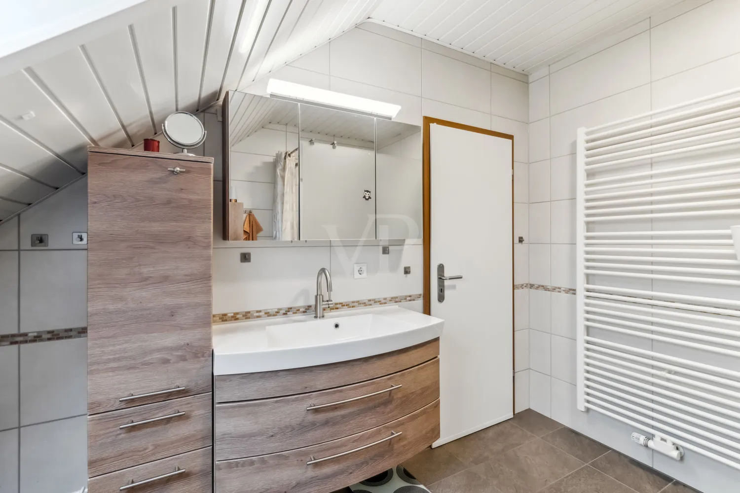 Badezimmer mit Dusche -DG