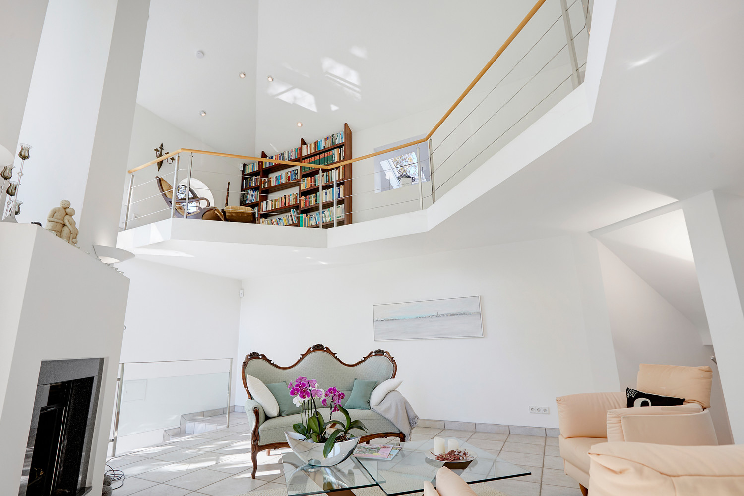 Blick vom Wohnzimmer in die Galerie