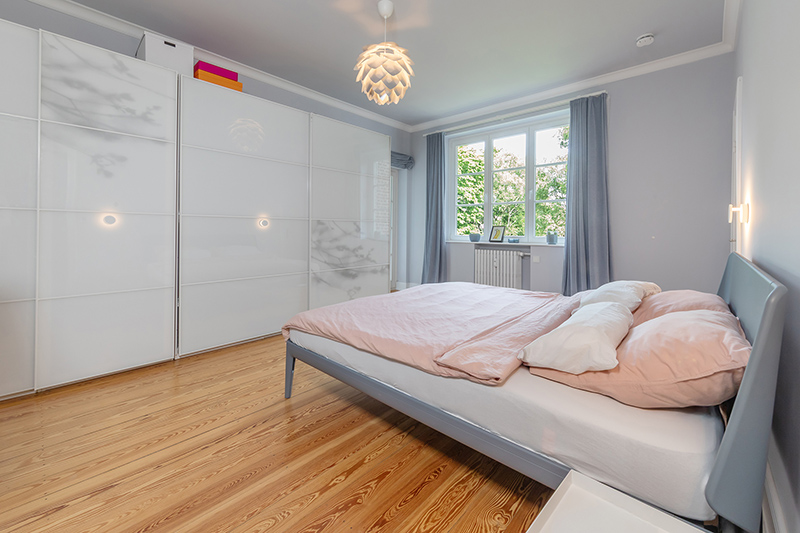 Schlafzimmer mit Zugang zur Südost-Loggia