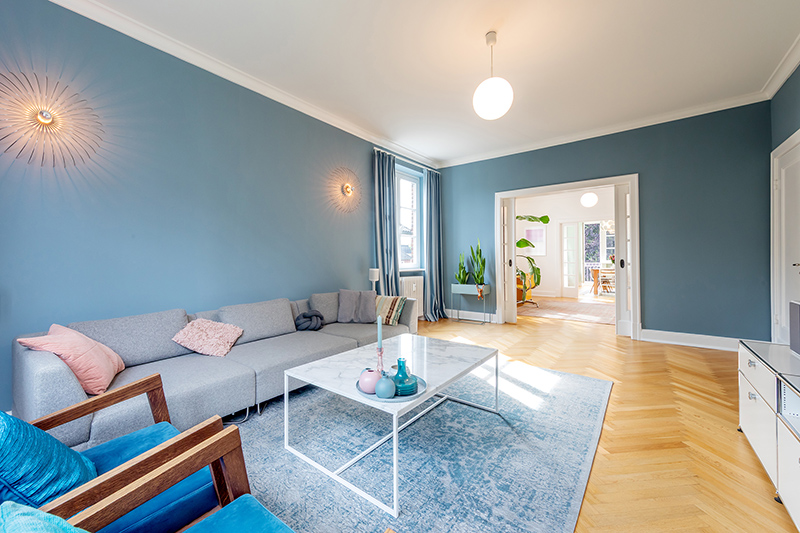 Salon mit Blick ganz durch zum Nordwest-Balkon