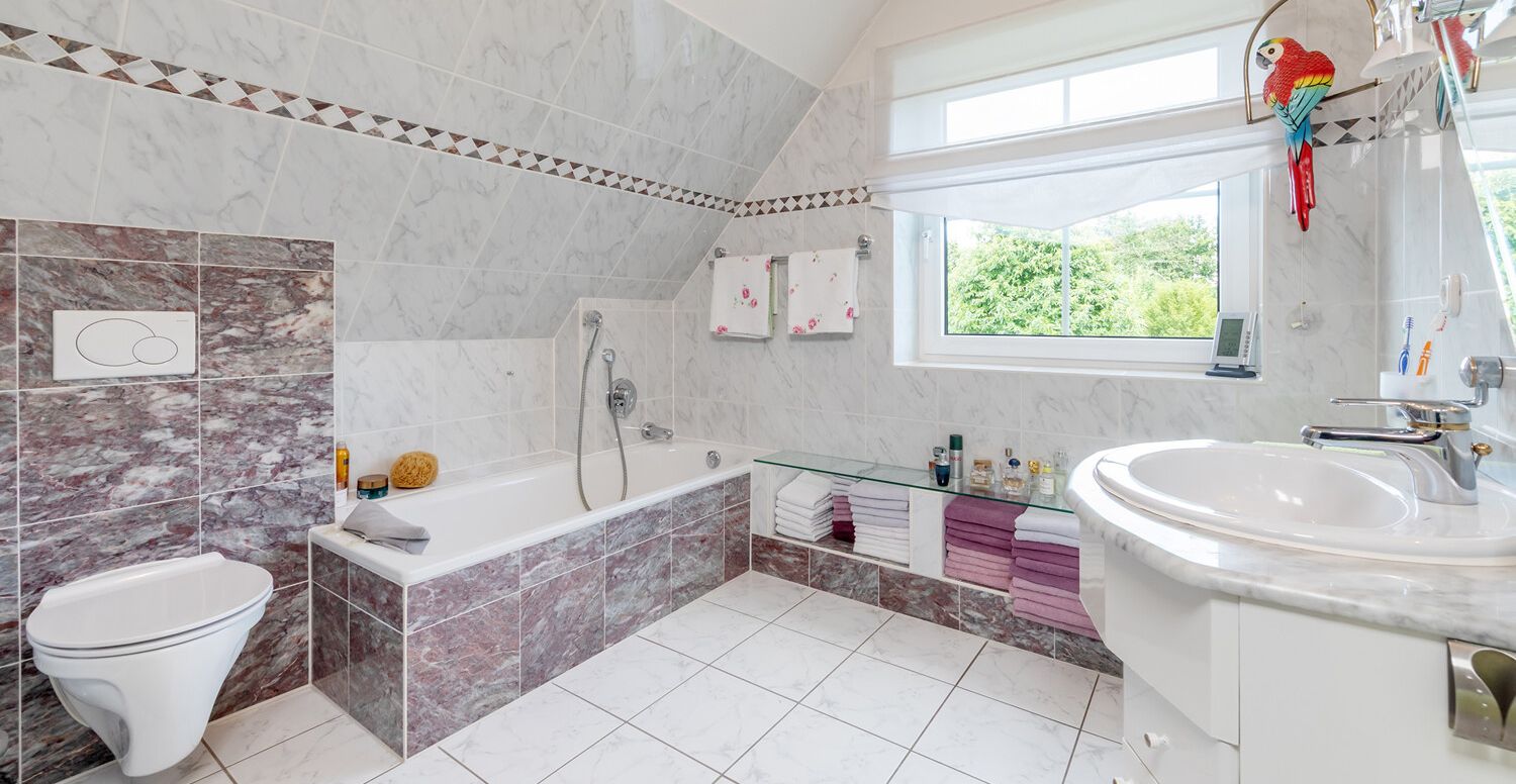 Badezimmer mit Badewanne...
