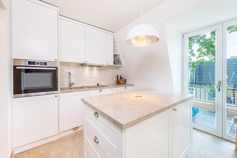 Offene Küche mit Zugang zum Südbalkon und angrenzendem Hauswirtschaftraum linker Hand