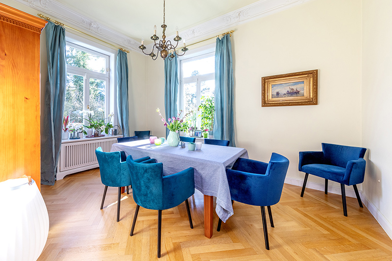 Esszimmer mit genügend Platz für Familie und Gäste
