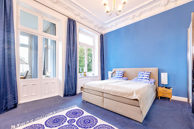 Schlafzimmer im Erdgeschoss mit Zugang zum Wintergarten