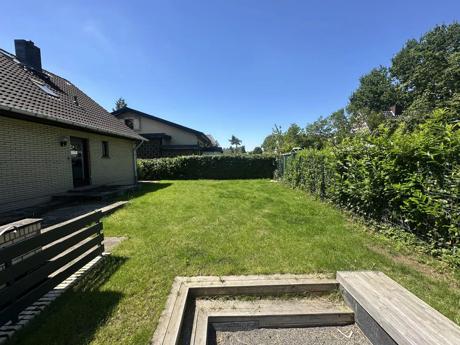 Terrasse und pflegeleichter Garten