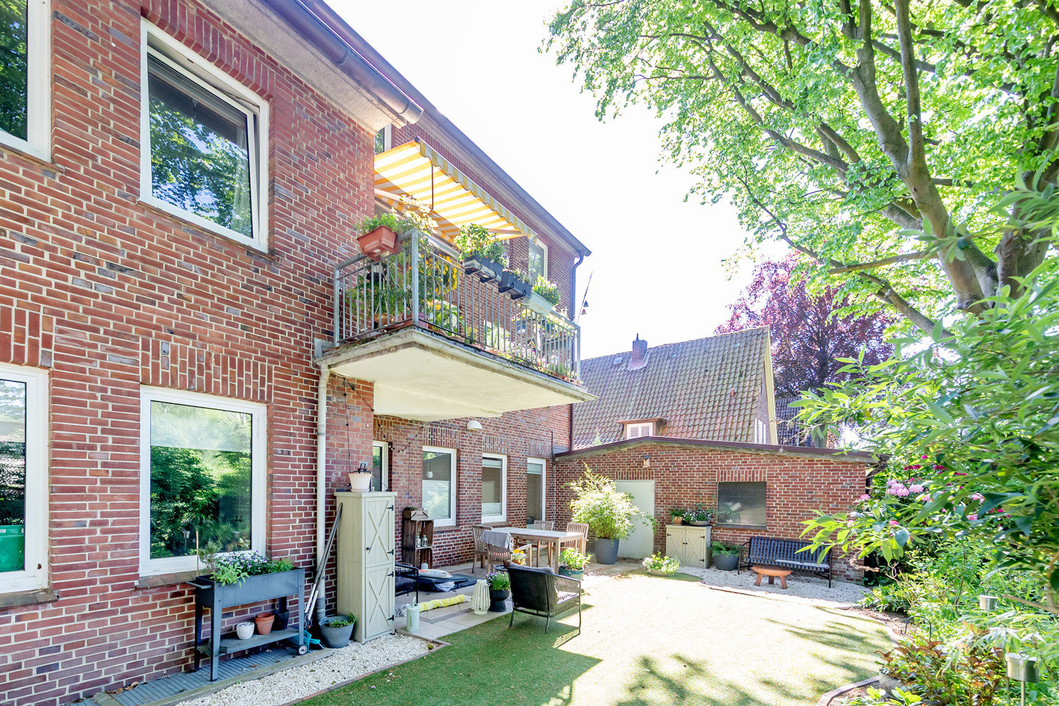 Rückansicht und Balkon