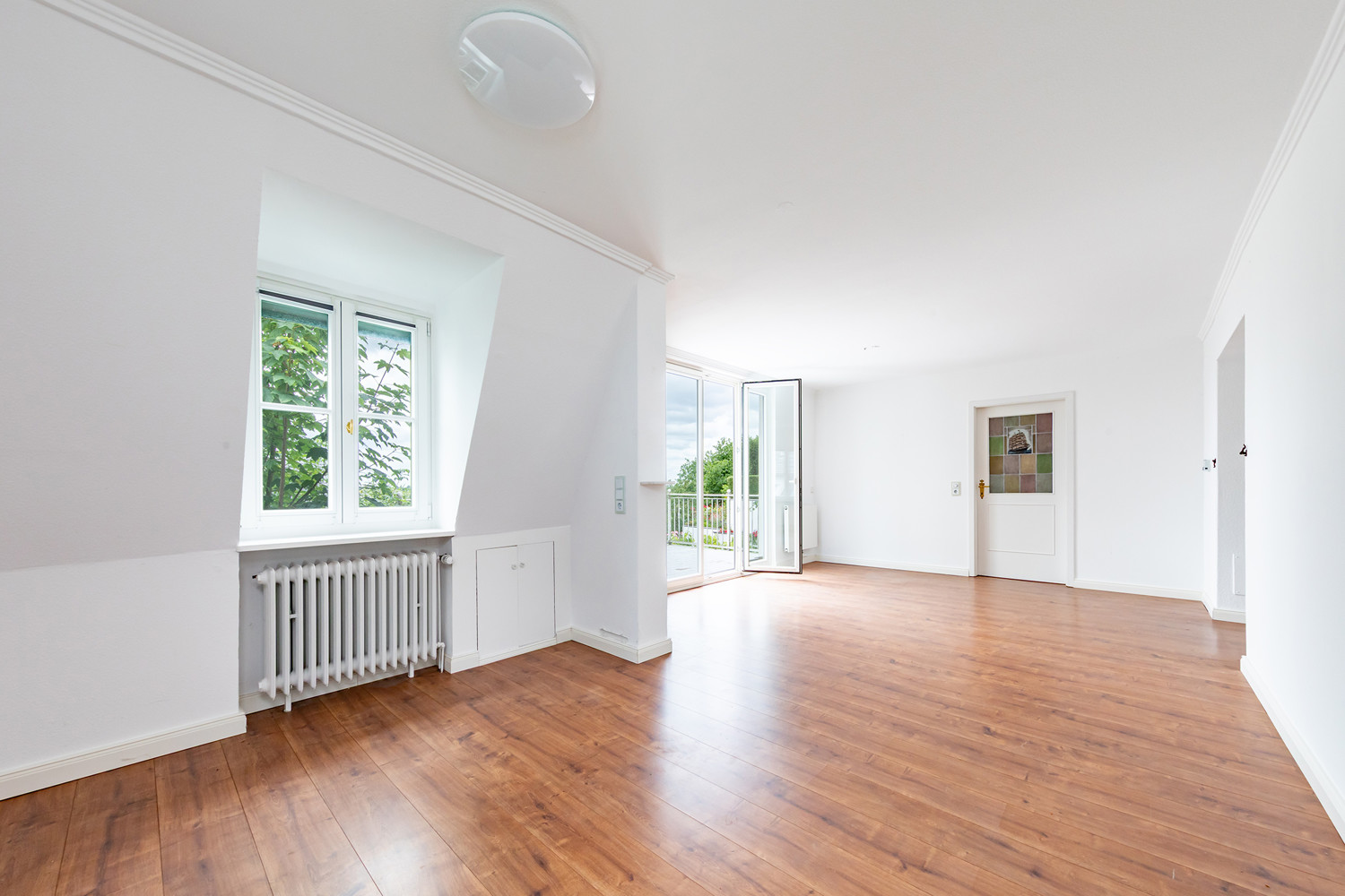 Lichtdurchflutet dank vieler Fensterflächen
