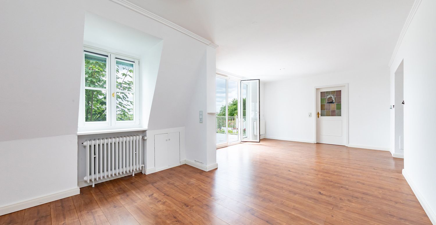 Lichtdurchflutet dank vieler Fensterflächen