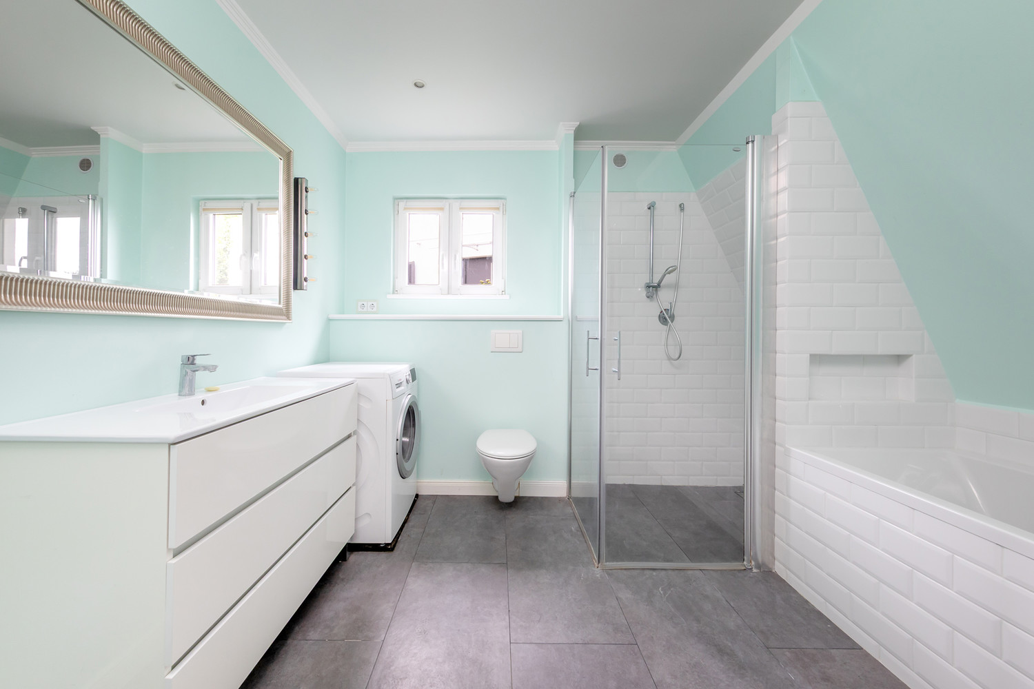 Tageslichtbad mit Dusche und Wanne